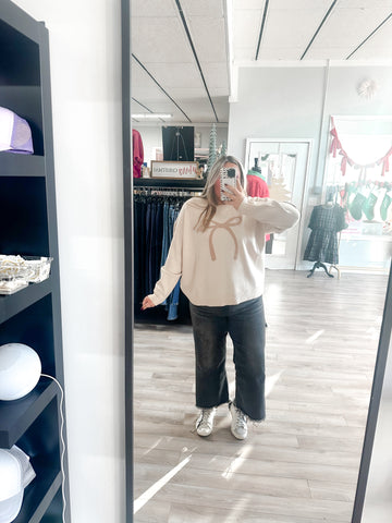 Curvy Bow Sweater-Cream